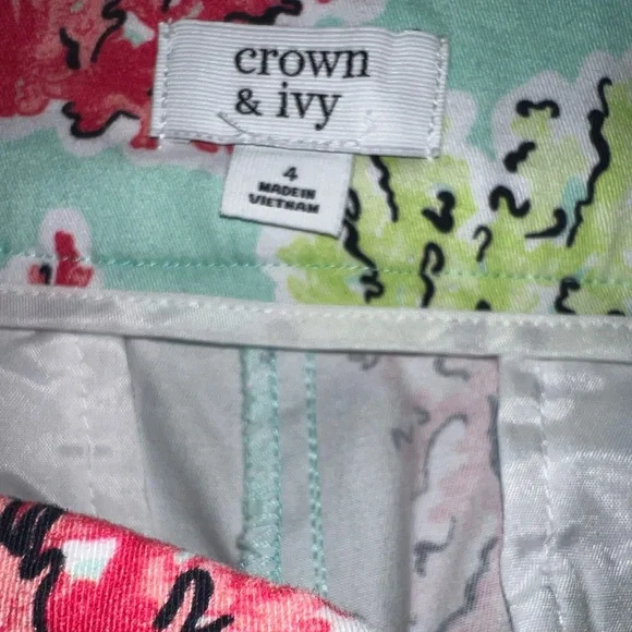 Crown & Ivy Shelby Botanicals Scalloped Hem Chino Stretch Shorts - Picture 3 of 4